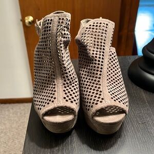 Chinese laundry wedge